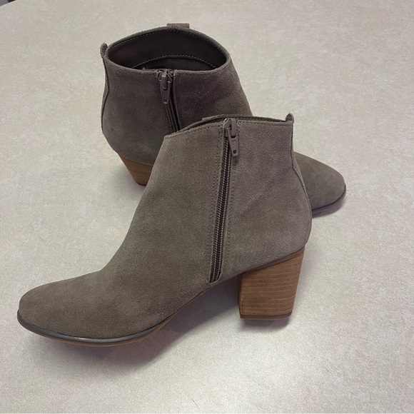 Bass Shiloh Suede Booties Size 7.5 Taupe Side Zip - Picture 6 of 9